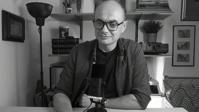 Антон Тарасов за микрофоном во время консультации