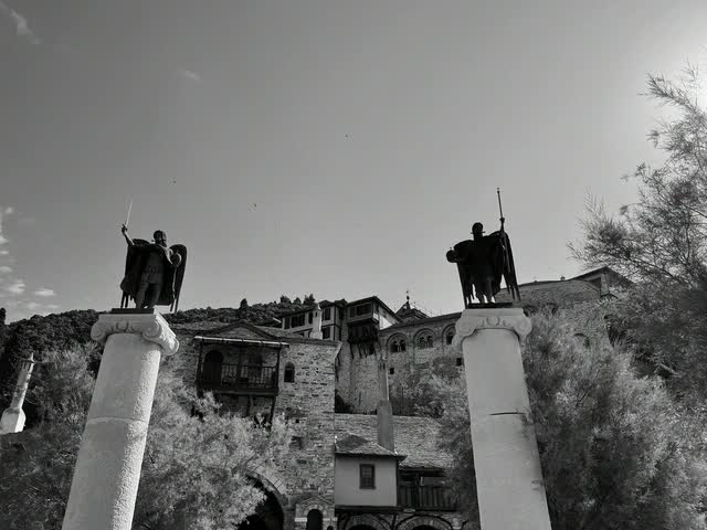 Архангелы на колоннах у пристани